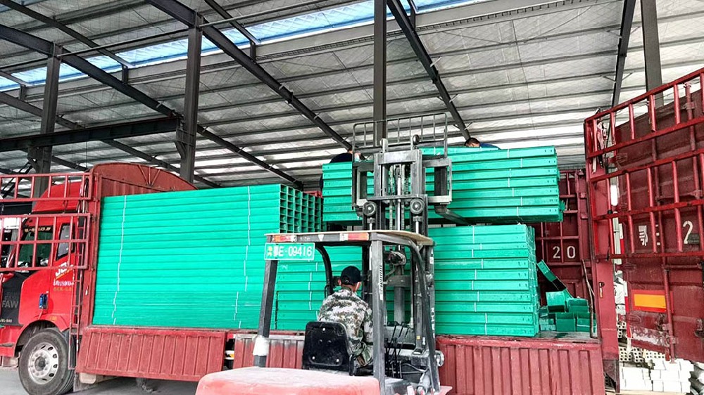 玻璃鋼橋架比熱鍍鋅橋架哪個(gè)好？